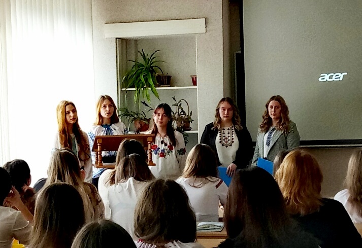 Студенти першого курсу полонійного відділення виконують музичний номер